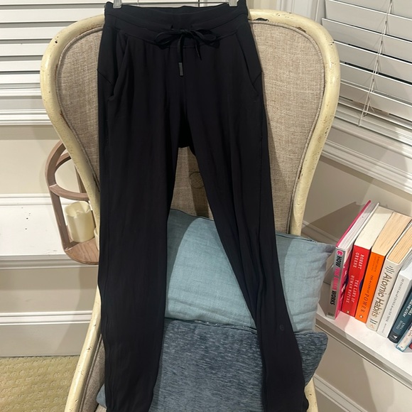 BLACK LULU JOGGERS size 4 - Picture 3 of 4